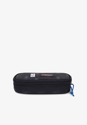 Estuche para lápices Eastpak, rectangular, de tela negra con el logo de la NBA y parche de Eastpak, cierre con cremallera, superficie texturizada, tirador de cremallera azul.