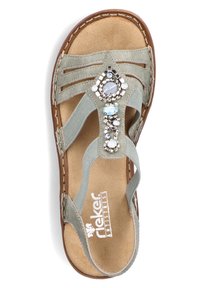 Lichtgroene sandaal met een suede afwerking, voorzien van decoratieve stenen, een gevoerd voetbed en kruisende banden voor een veilige pasvorm.