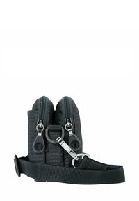 Bolsa de tela negra texturizada con dos compartimentos con cremalleras, herrajes plateados y una correa ajustable. Presenta tiradores de doble cremallera y un anillo en D.