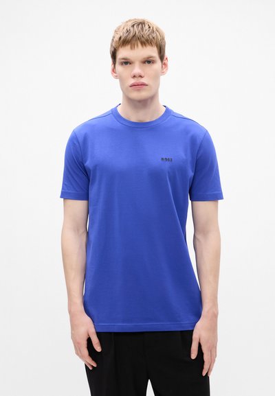 T-shirt bleu à manches courtes en tissu lisse, avec un col rond et un petit logo noir "BOSS" sur la poitrine gauche.