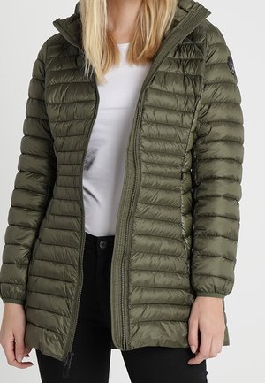 Chaqueta acolchada verde con aislamiento, diseño de acolchado horizontal, cremallera frontal y capucha. Textura suave y brillante, con un parche de logo en la manga.