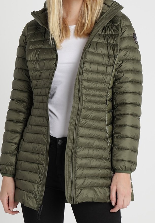 Grøn isoleret pufferjakke med horisontal quiltet design, front lynlås og hætte. Glat, skinnende tekstur med et logo-patch på ærmet.