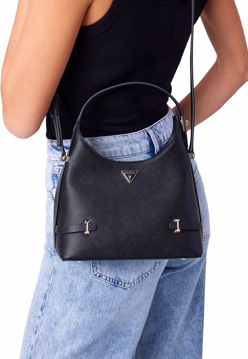 Borsa sintetica nera con silhouette curva, caratterizzata da accessori in oro e un logo triangolare. Manico regolabile e superficie texturizzata.