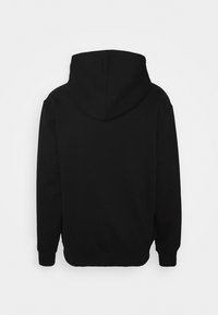 Sweat à capuche noir avec une grande capuche, des manches longues, des poignets et un ourlet côtelés, vu de dos sur un fond blanc uni.