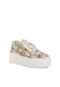 Witte platform sneaker met een textuur, geweven bovenkant met beige en gouden accenten, vetersluiting en metallic details.