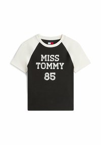 Zwart T-shirt met korte raglanmouwen in het wit, met "MISS TOMMY 85" in dikke, getextureerde witte letters over de voorkant.