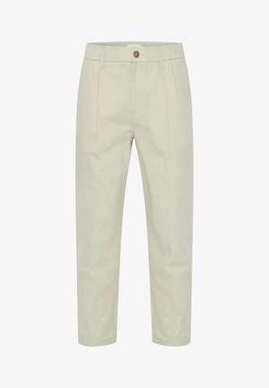 Svetlo šedé nohavice vyrobené z textúrovanej látky, s predným zapínaním na gombík, plisovaným dizajnom a skrátenou dĺžkou.