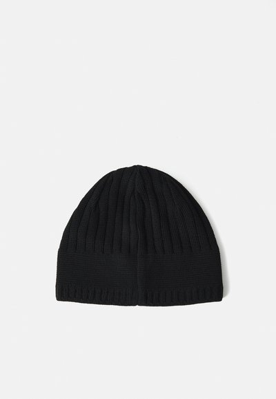 Gorra de punto negra con textura acanalada, que presenta un dobladillo en la parte inferior y un acabado liso en toda su superficie.