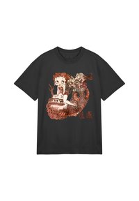 Sort T-shirt med en stiliseret animeret pige med rødt hår, der sidder på en detaljeret rød og brun drage med asiatiske mønstre.