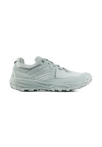 Chaussure de trail Mammut gris clair avec semelle robuste, matériau Gore-Tex et design à lacets, vue de côté sur fond blanc.