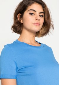 Vero Moda VMPAULA - T-shirt básica - regatta