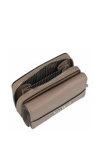 Portefeuille en cuir beige avec fermeture éclair en argent, comportant plusieurs emplacements pour cartes et un extérieur texturé. La vue ouverte met en évidence un intérieur spacieux.
