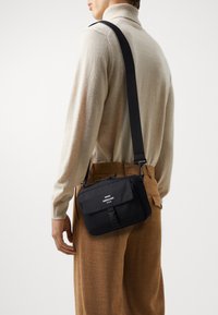 Mads Nørgaard TIAN FAE BAG UNISEX - Mala a tiracolo - black