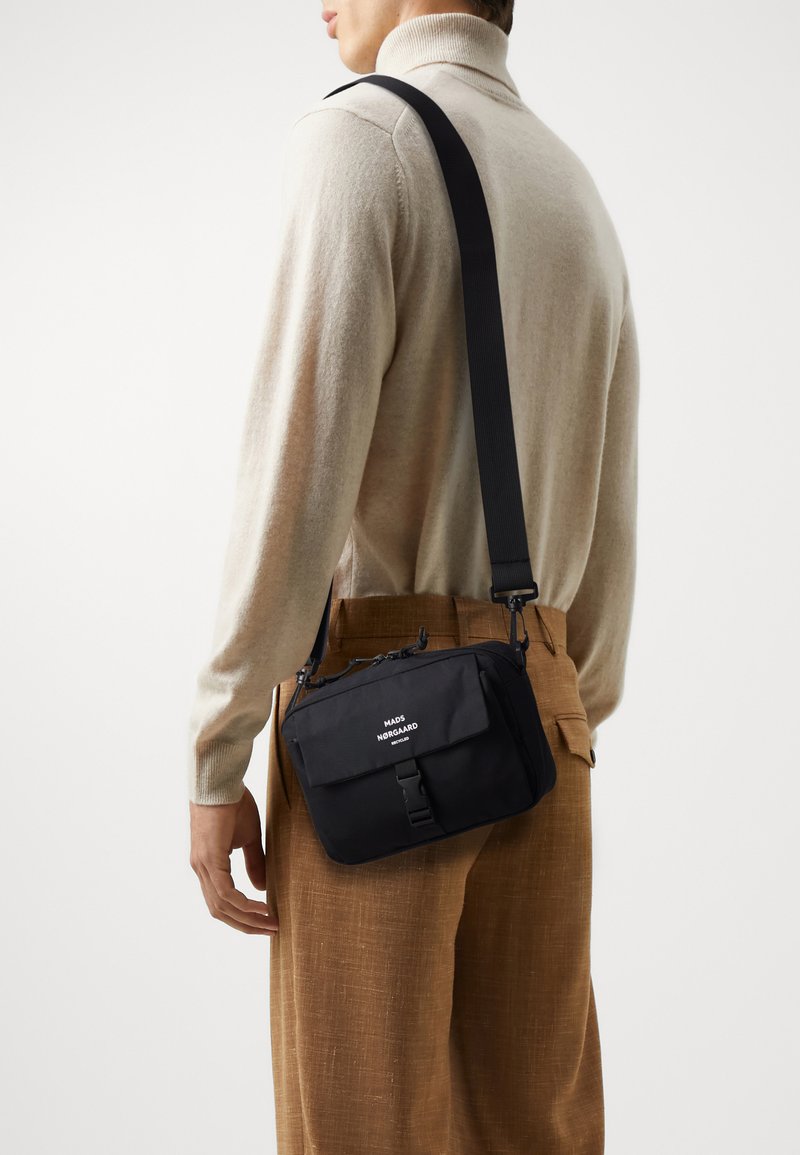 Mads Nørgaard TIAN FAE BAG UNISEX - Mala a tiracolo - black