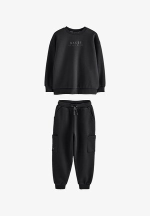 Czarna bluza z długim rękawem z tekstem "Baker by Ted Baker" oraz pasujące czarne spodnie dresowe z sznurkiem w pasie i bocznymi kieszeniami.
