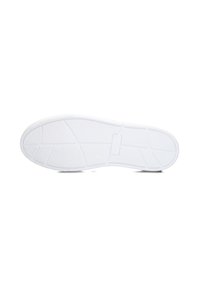 Witte rubberen sneakerzool met een gestructureerd patroon. Bevat een effen kleur ontwerp en griplijnen voor traction. Minimale branding zichtbaar.