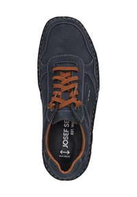 Granatowe skórzane buty z teksturowanym wykończeniem, brązowymi sznurowadłami i białymi przeszyciami. Posiadają perforowaną cholewkę i wyściełaną wkładkę.