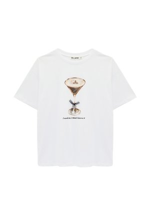 Maglietta bianca a maniche corte con stampa di un bicchiere da cocktail, fiocco nero sullo stelo e testo "Lavoro fino a tardi, credo di meritarmelo."