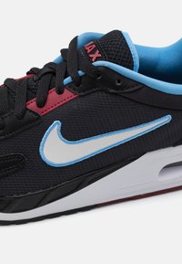 Nike Sportswear AIR MAX SOLO - Tenisice - black/white/university blue/team red