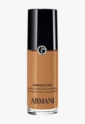 Flacon en verre de fond de teint Armani Luminous Silk éclat naturel avec bouchon noir et logo sur fond blanc.