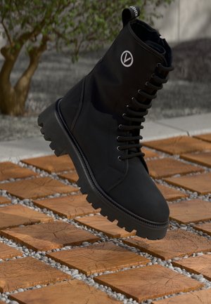 Valentino GEYSER - Fűzős bokacsizmák - black