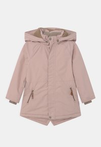 Vaaleanpunainen, vedenpitävä takki hupulla. Varustettu vetoketjullisilla taskuilla, napilla ja vetoketjulla kiinnitettävä malli sekä fleecevuorella varustettu kaulus. Suora ja epäsymmetrinen helma.