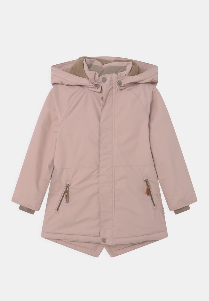 Giacca impermeabile rosa chiaro con cappuccio. Presenta tasche con zip, chiusura a pressione e zip, e colletto foderato in pile. Orlo dritto e asimmetrico.