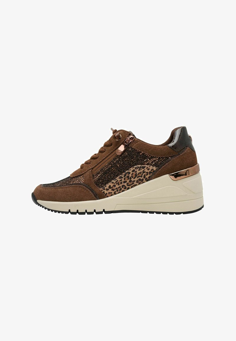 Baskets compensées marron avec tissu imprimé léopard, fermeture éclair latérale, lacets et semelle beige avec semelle extérieure noire.