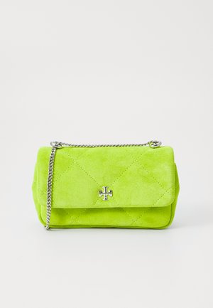 Bolso de ante verde lima acolchado con correa de cadena plateada y acento de logo en la parte frontal. Forma rectangular compacta con cierre de solapa.