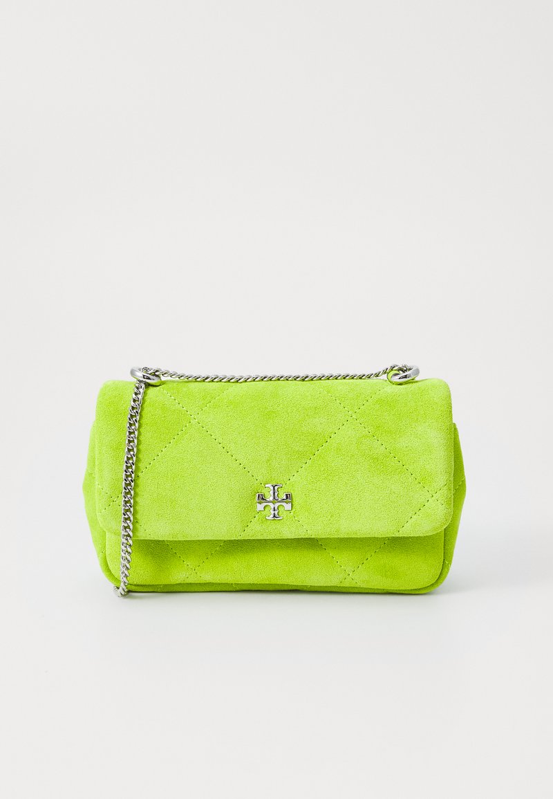 Borsa a tracolla in suede lime verde trapuntato con catena argentata e accento del logo sulla parte anteriore. Forma rettangolare compatta con chiusura a pattina.