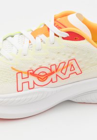 HOKA MACH 6 - Silniční běžecké boty - white/lettuce
