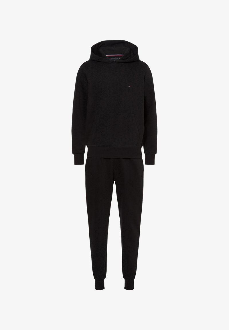 Completo di felpa con cappuccio e pantaloni da tuta neri, realizzato in tessuto morbido. Presenta una tasca a marsupio frontale, polsini a coste e un piccolo logo sul petto.