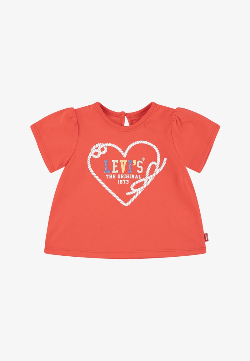 Camiseta de algodón roja con mangas cortas abullonadas y apertura en la parte posterior. Presenta un diseño de corazón con cuerda blanca y texto multicolor "LEVI'S".