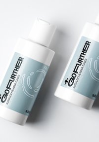 Två cylindriska tonerkannor med vita lock; etiketterna är ljusblå med svart text som beskriver produktens namn och beskrivning.