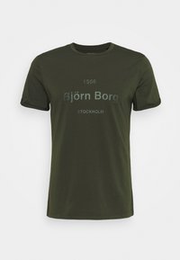 Olivově zelené tričko s krátkým rukávem z bavlny, s kulatým výstřihem a grafickým potiskem s textem "Bjørn Borg 1956 STOCKHOLM."