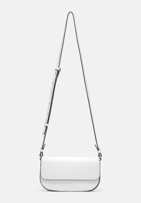 Biała skórzana torebka crossbody z klapą, czarnymi krawędziami i regulowanym paskiem. Prosty design, gładka tekstura i wytłoczone logo.