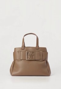 Brun læderhåndtaske med en struktureret form, brede håndtag og en fremtrædende logo-detalje på et dekorativt bælte. Blød tekstur.