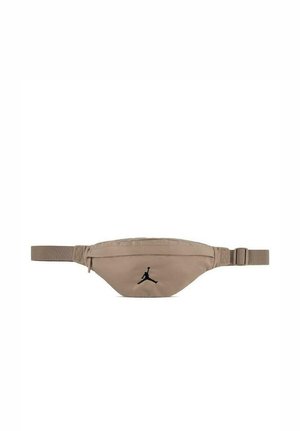 Riñonera beige con correa ajustable y logo Jumpman negro en el centro delantero, mostrada sobre fondo blanco.