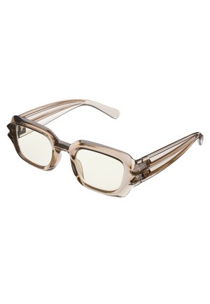 Neliömäiset, läpinäkyvät ruskeat aurinkolasit, joissa on vaaleankeltaiset linssit; sisältää ainutlaatuista sivupinta-alaa ja kolme rinnakkaista raitaa jokaisessa tempussa.