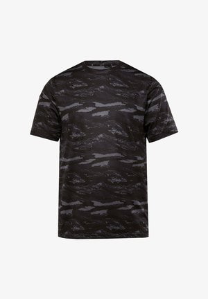 Schwarzes T-Shirt mit einem strukturierten dunkelgrauen Wolkenmuster, kurzen Ärmeln und einem Rundhalsausschnitt. Hergestellt aus leichtem, atmungsaktivem Stoff.