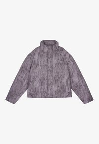 Paarse donsvest met een hoge kraag. Heeft een gemarmerde textuur, ritssluitingen aan de zijkanten en een ritssluiting aan de voorkant. Logo op de borst.