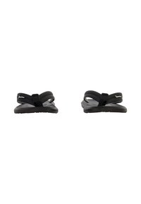 Zwarte flip-flops met textuurstof straps, platte rubberen zolen en een minimalistisch ontwerp. Kenmerkt zich door een logo op de strap en subtiele details.