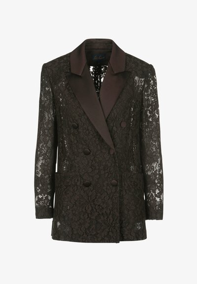 Schwarzer Spitzenblazer mit satinierter Schalkragen, doppelt geknöpftem Vorderteil und zwei aufgesetzten Taschen, das florale Muster zeigt.