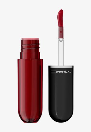 Rouge à lèvres liquide rouge avec bouchon noir et applicateur incliné, présenté ouvert avec un pinceau trempé dans le rouge à lèvres rouge.