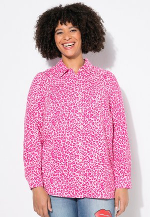 Roze luipaardprint knoopshirt met lange mouwen en een kraag, gemaakt van een gladde stof. Heeft een ontspannen pasvorm en knopen aan de voorkant.
