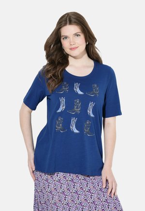 Camiseta de manga corta azul con gráficos de botas de vaquero en diferentes estilos y colores. Tela suave con un escote redondeado y un corte relajado.