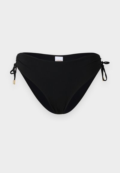 Μαύρο κάτω μέρος μπικίνι με ρυθμιζόμενα πλαϊνά κορδόνια με μικρές μεταλλικές λεπτομέρειες σε χρυσή απόχρωση σε απλό λευκό φόντο.