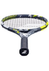 Tennisspel racket met een zwart, grijs, wit en gele frame, een zwarte grip, en strak geslagen snaren, gezien vanaf het handvat naar de kop.