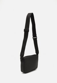 Calvin Klein MUST CAMERA BAG UNISEX - Taška s příčným popruhem - black