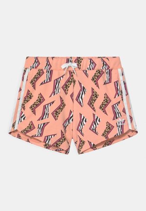 Perzikkleurige shorts met witte trekkoord, witte zijstrepen en een geometrisch patroon met zebra- en luipaardprints, Adidas-logo op het linkerbeen.